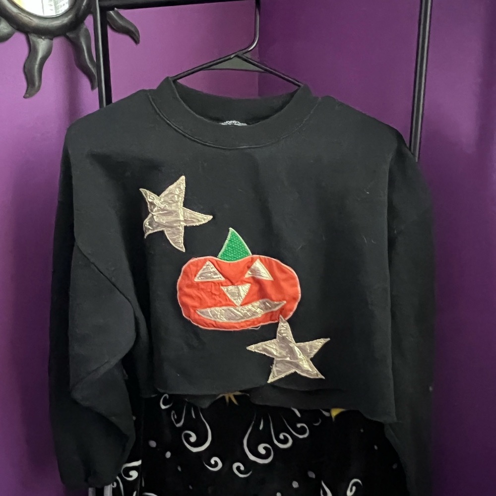 Black cropped sweatshirt with embroidered pumpkin design